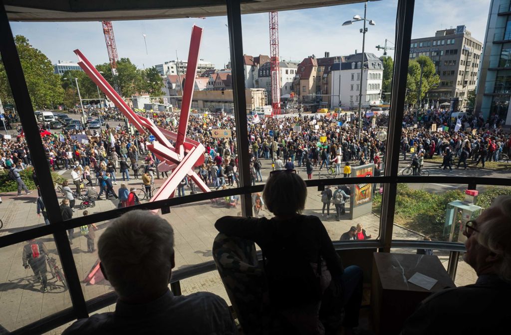 Am Rotebühlplatz treffen zwei der Demonstrationszüge zusammen. Viele Menschen beobachten das Spektakel.