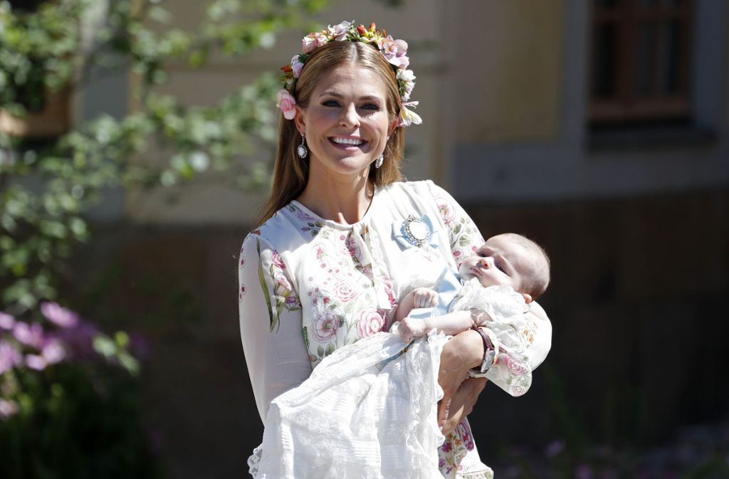 Die jüngste schwedische Prinzessin Adrienne (hier mit ihrer Mutter Madeleine) wurde getauft.