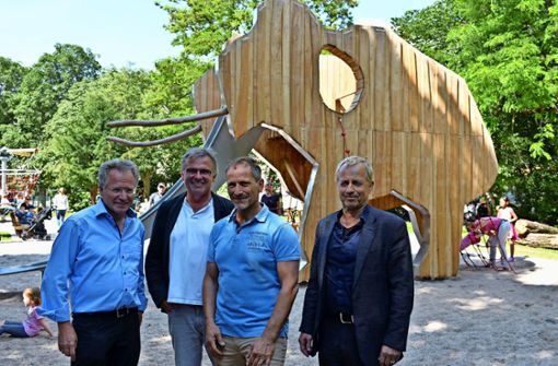 Vertreter vom Stadtplanungs-, Gartenbau- und Bezirksamt freuen sich über die Fertigstellung des neuen Spielplatzes in der Taubenheimstraße. Foto: Erdem Gökalp