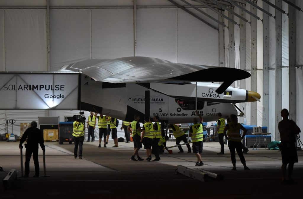 Nach der geglückten Etappe von Kalifornien nach Arizona pausiert Solar Impulse 2 im Hangar in Phoenix. Bislang legte die Solar Impulse mehr als die Hälfte der Gesamtstrecke von 35.000 Kilometern zurück.