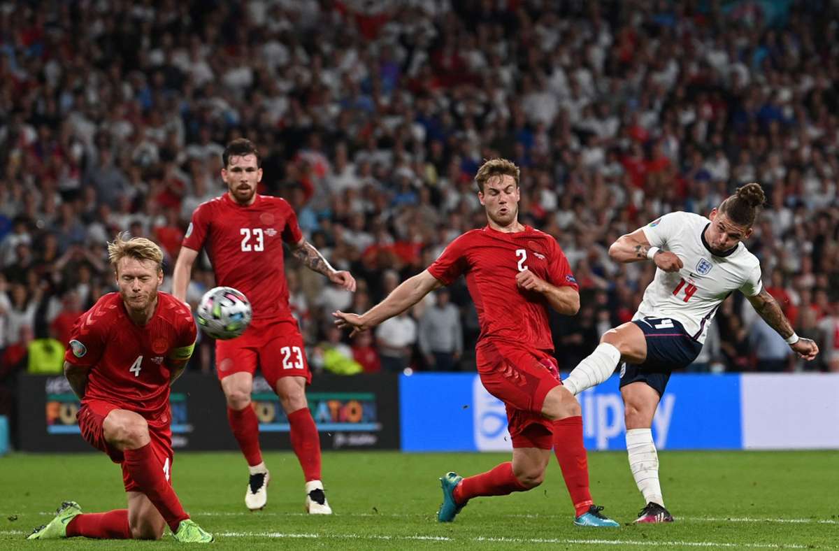 England drängte Dänemark gegen Ende der regulären Spielzeit immer weiter in die Defensive.