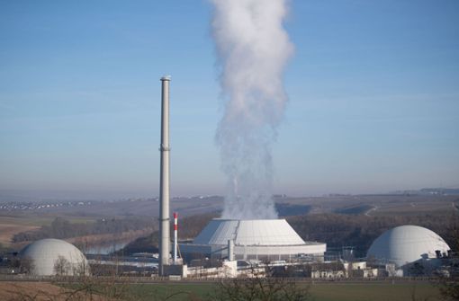 Dampf kommt aus dem Kühlturm  von Block 2 des Kernkraftwerks Neckarwestheim, daneben sind Block 1 (links) und Block 2 des Akw zu sehen. Foto: dpa/Marijan Murat