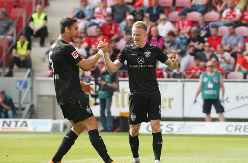 Konstantinos Mavropanos (links) und Chris Führich haben Grund zur Freude: Der VfB steht nach dem Sieg in Mainz auf Rang 15. Foto: Pressefoto Baumann/Julia Rahn