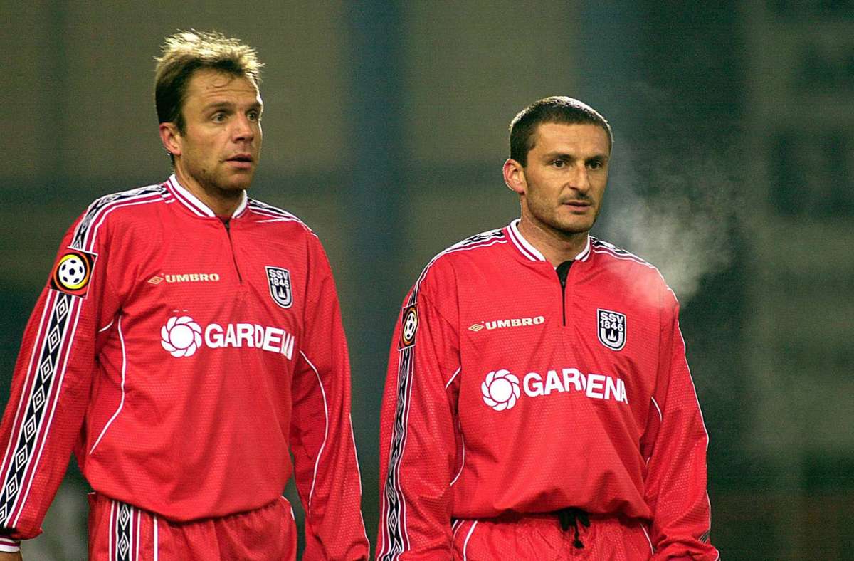 Die Mittelfeldstrategen Rainer Scharinger (li.) und Adnan Kevric spielten auch für die Stuttgarter Kickers und den SSV Ulm 1846. Kevric stand nach seiner Zeit bei den Blauen von 1993 bis 2000 ein Jahr lang an der Donau unter Vertrag. Scharinger spielte dagegen erst für den SSV (1999 bis 2001) und dann ein Jahr in Degerloch.