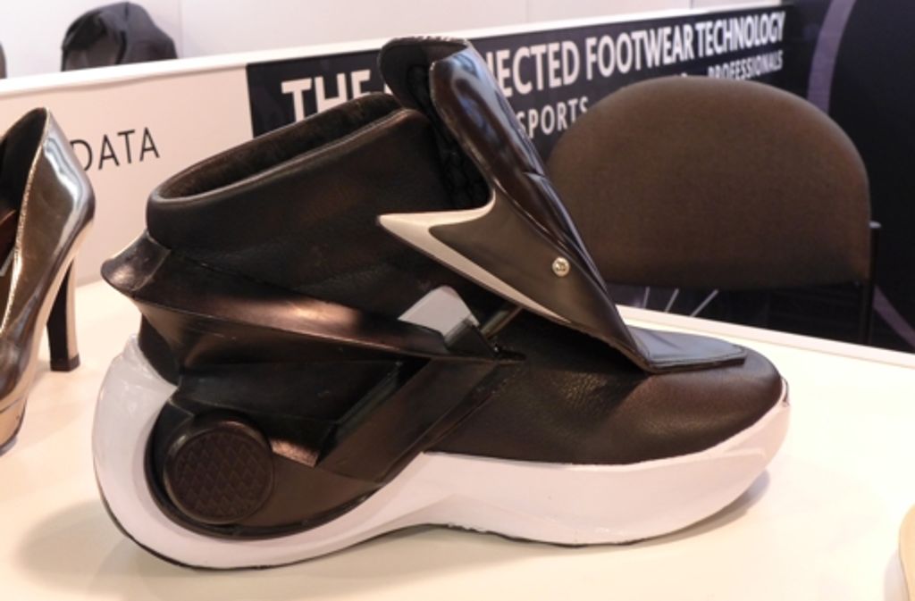 Erinnert ein bisschen an „Zurück in die Zukunft“: Das futuristische Schuhwerk „Smartshoe 01“ von Digitsole hat mehrere Funktionen. Unter anderem lässt sich per Smartphone die Temperatur regeln.