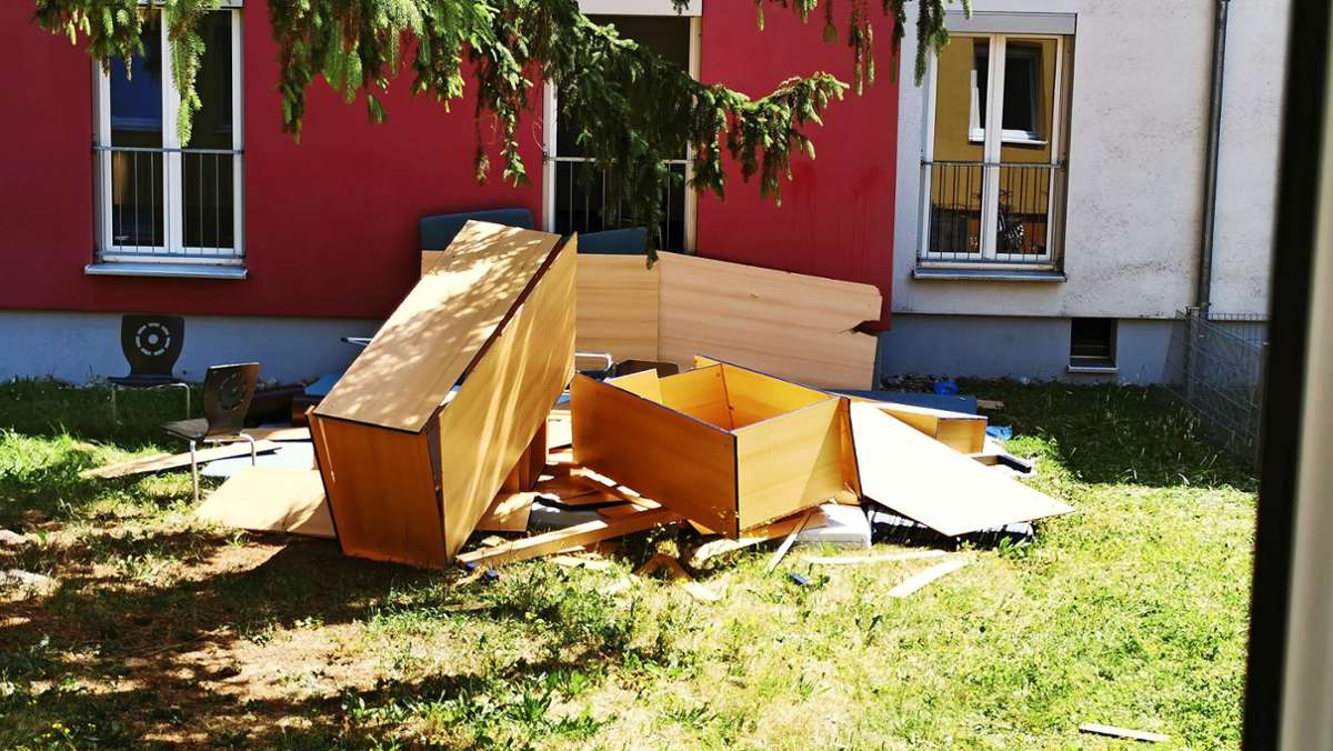 Studentendorf in Göppingen: Möbel aus Wohnheim landen im Container