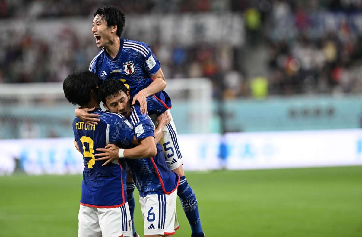 Kaoru Mitoma, Wataru Endo and Daichi Kamada (von links) feiern den Sieg über das deutsche Team. Foto: imago//Takamoto Tokuhara