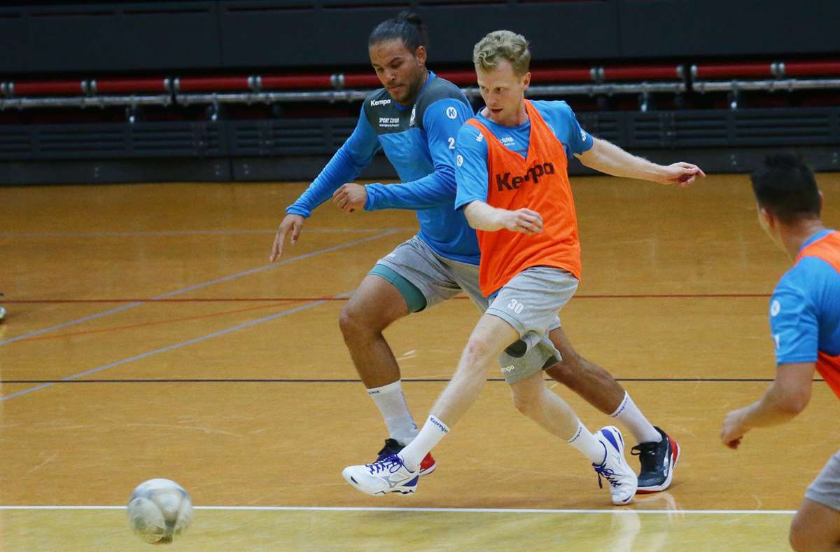 Zwei Rivalen für die Rechtsaußenposition im Handball duellieren sich im Fußball: Neuzugang Sebastian Augustinussen (li.) und Sascha Pfattheicher.