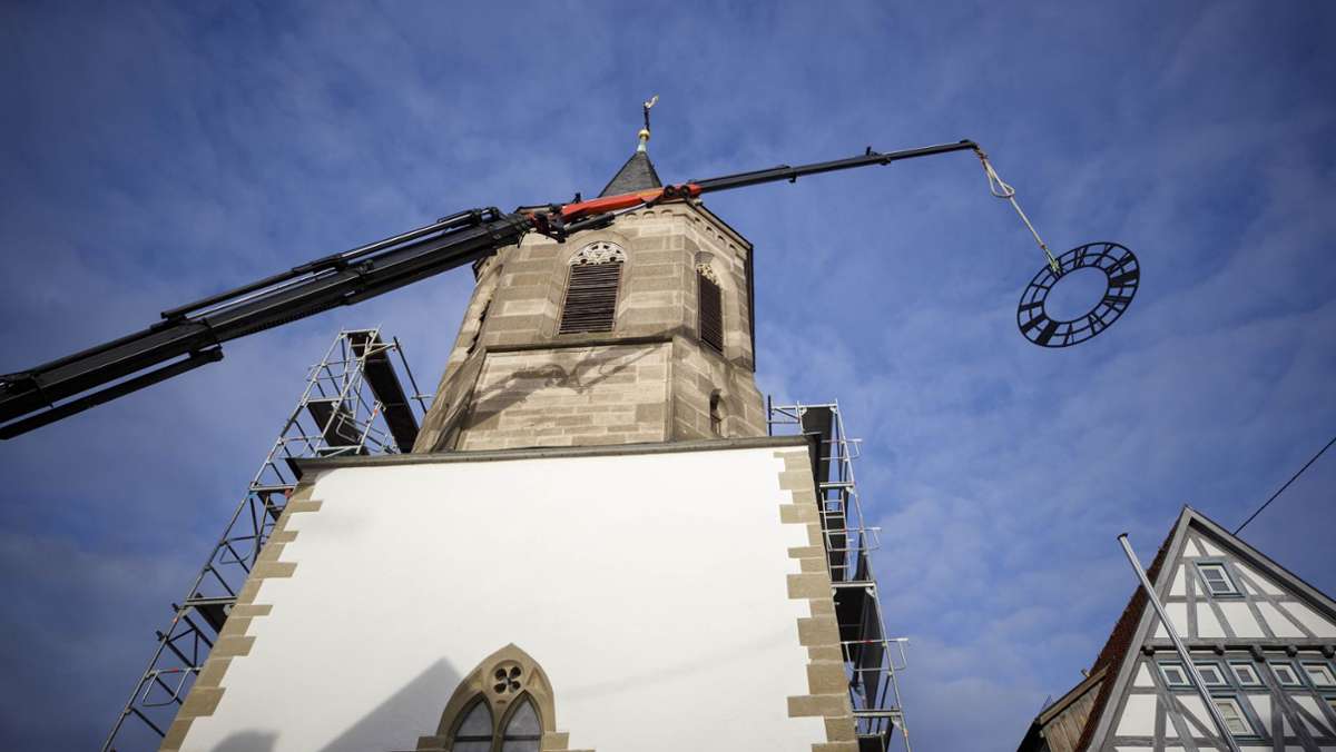  Beim zweiten Anlauf hat es geklappt: die frisch vergoldeten Zifferblätter und Zeiger der Martinskirche sind in Waiblingen-Neustadt befestigt worden. Beim vorigen Mal war eine falsche Turmuhr angeliefert worden. 