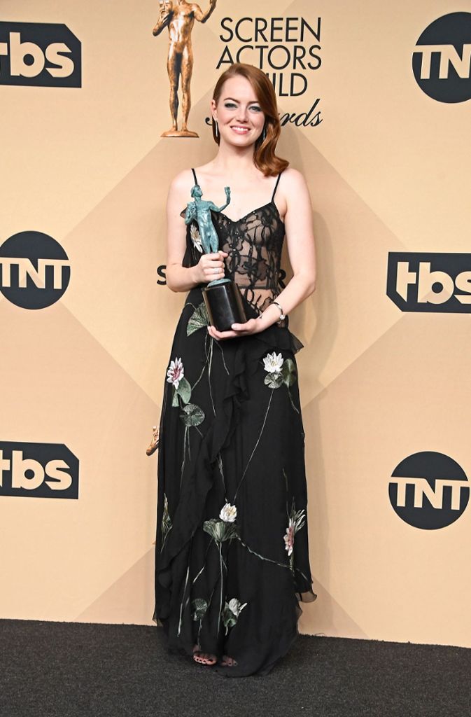 Der Preis für die beste Schauspielerin ging an Emma Stone für ihre Hauptrolle im Musicalfilm „La La Land“. In ihrer Rede nannte sie die Entwicklung seit Trumps Erlass gegen Muslime „unverzeihbar und angsterregend“.