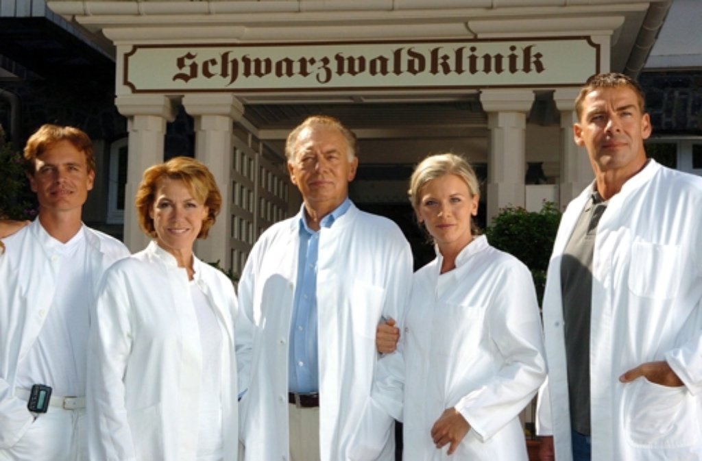 2004 und 2005 kam es dann zum Revival. Zwei neue Episoden wurden produziert. (Von links: Die Schauspieler Alexander Wussow, Gaby Dohm, Klausjürgen Wussow, Eva Habermann und Sascha Hehn bei Dreharbeiten für die Jubiläumssendung)