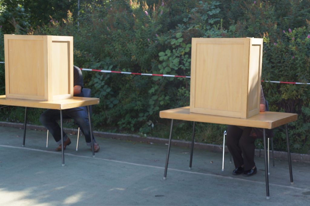 Wahl unter freiem Himmel: Wegen eines Brandes hat im Stadtteil Parksiedlung in Ostfildern (Kreis Esslingen) die Stimmabgabe im Freien stattgefunden.