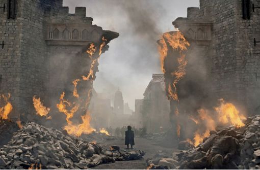 Es ist viel in Trümmer gegangen in „Game of Thrones“ Tyrion (Peter Dinklage)  steht inder zerstörten Hauptstadt. Foto: HBO