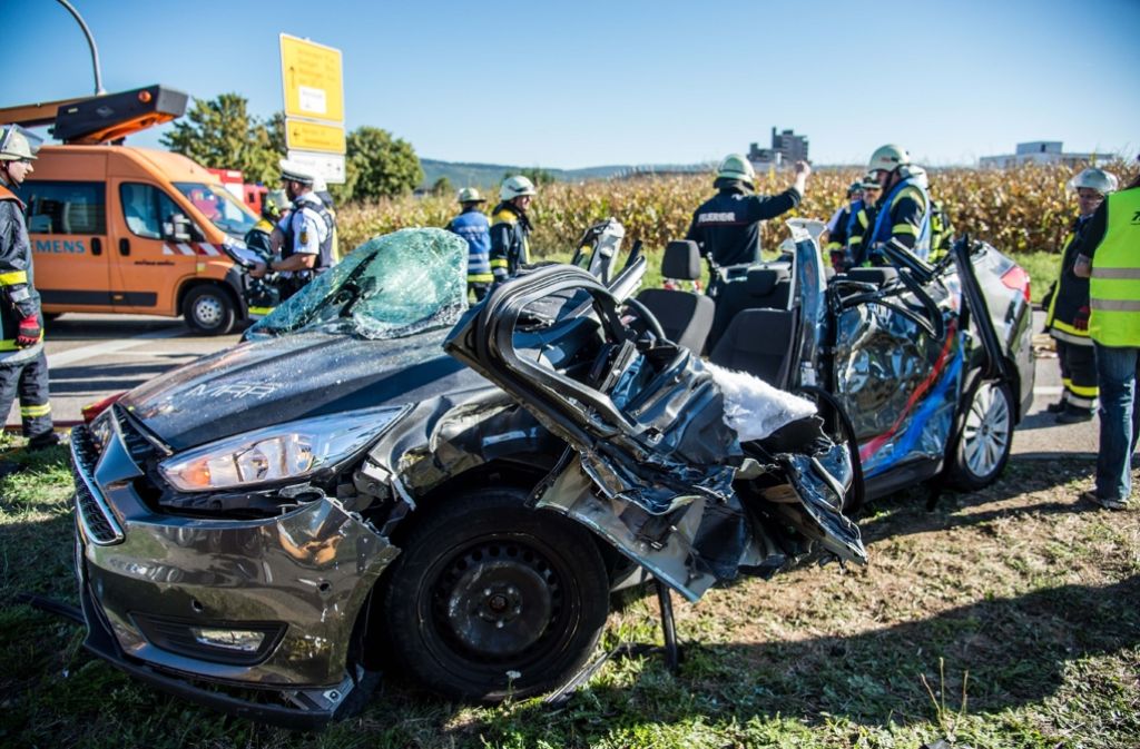 Nach diesem Crash musste der Fahrer dieses Ford Mondeo aus seinem Auto befreit werden.