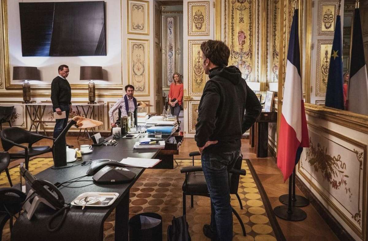 Zuletzt inszeniert sich der französische Präsident Macron im Hoodie als Oberster Befehlshaber einer wehrhaften Demokratie.