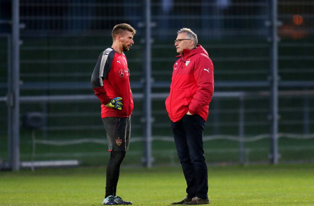 Auch mit VfB-Keeper Ron-Robert Zieler suchte Reschke das Gespräch.