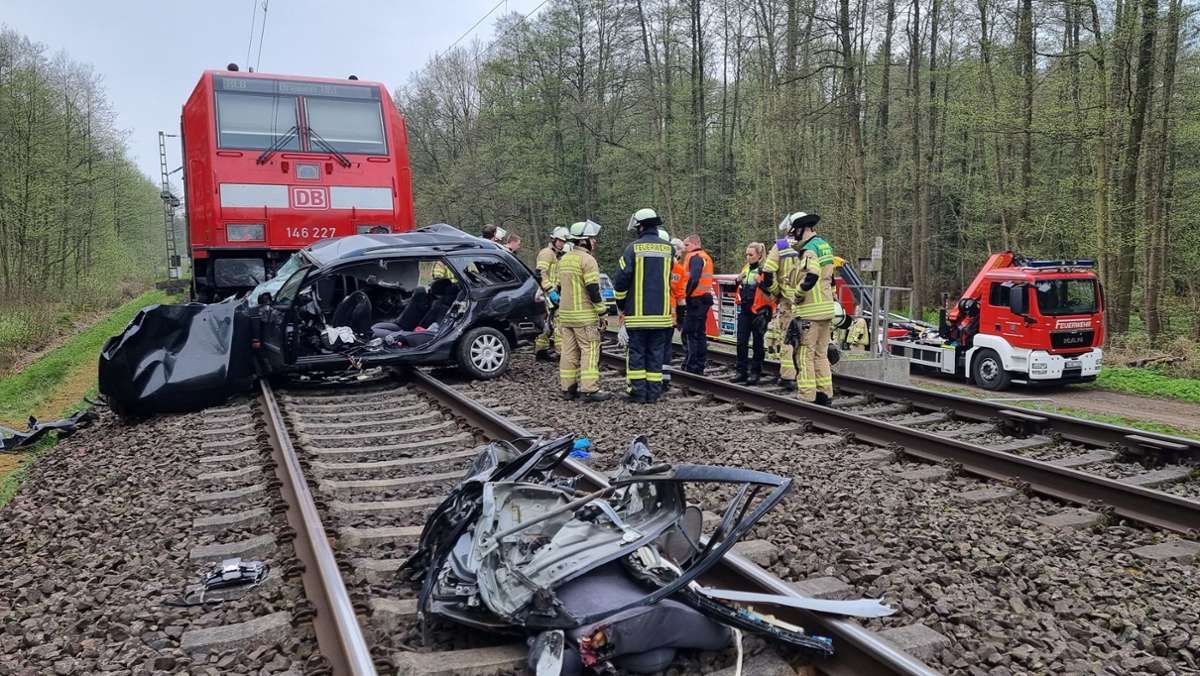 Bei Hannover: Zug erfasst Auto „mit voller Geschwindigkeit“ – drei Tote
