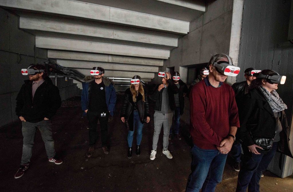 Im Rahmen der Stadionführung erleben die Besucher dank der Brille das Geschehen rund um ein Heimspiel virtuell.
