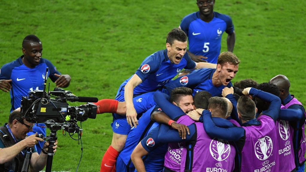  Frankreich hat am Freitag das EM-Auftaktspiel gegen Rumänien 2:1 gewonnen. Die internationale Presse feiert den französischen Schützen Dimitri Payet und blickt auf eine von Terrorangst geprägte EM. 