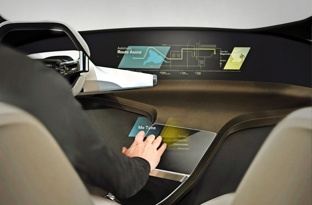BMW zeigt sein Bedienkonzept HoloActive Touch, bei dem Bedienelemente vor dem Fahrer frei im Raum schweben.