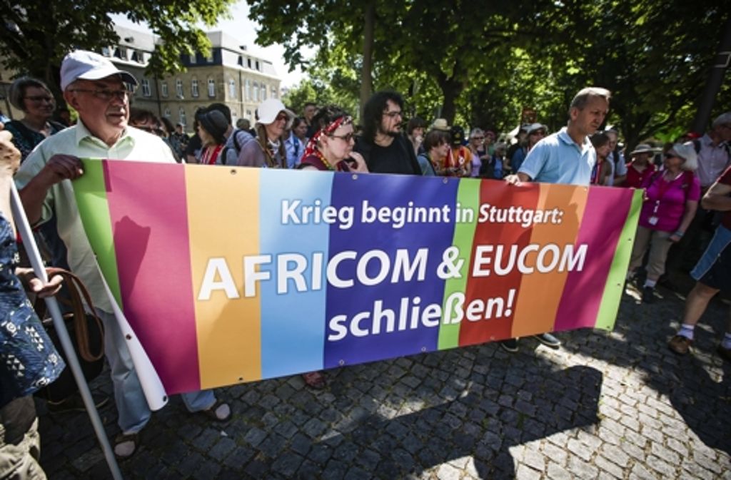 Die Aktion richtet sich auch gegen das Africom und Eucom in Stuttgart. Die beiden US-Kommandozentralen auf Stuttgarter Gemarkung seien für Tod und Leid auf der Welt verantwortlich, so die Überzeugung der Demonstranten.