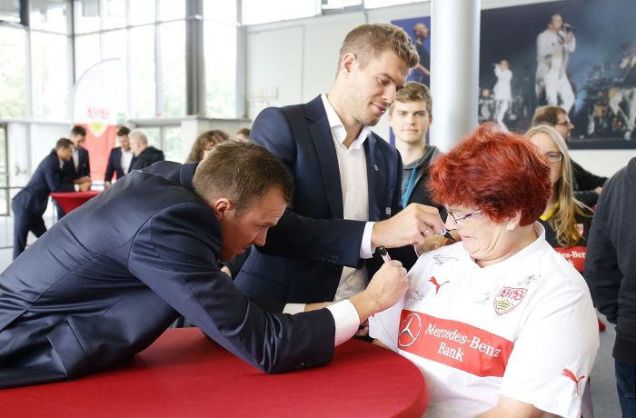 VfB-Stars geben Autogramme im Breuninger