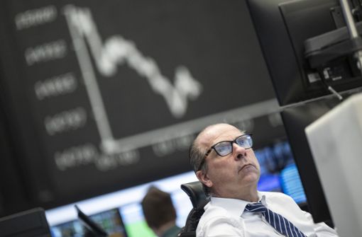 Ein Aktienhändler an der Börse beobachtet die Kursentwicklung auf seinem Monitor. Foto: dpa/Boris Roessler