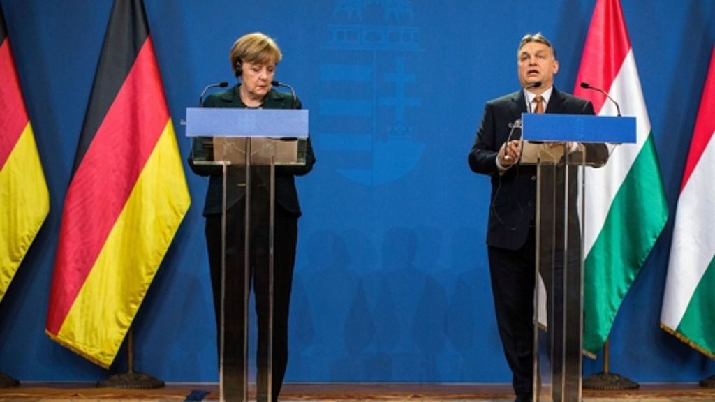 Angela Merkel in Ungarn: Unter Aufsicht