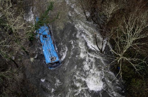 Der Bus stürzte etwa 30 Meter in die Tiefe. Foto: AFP/BRAIS LORENZO