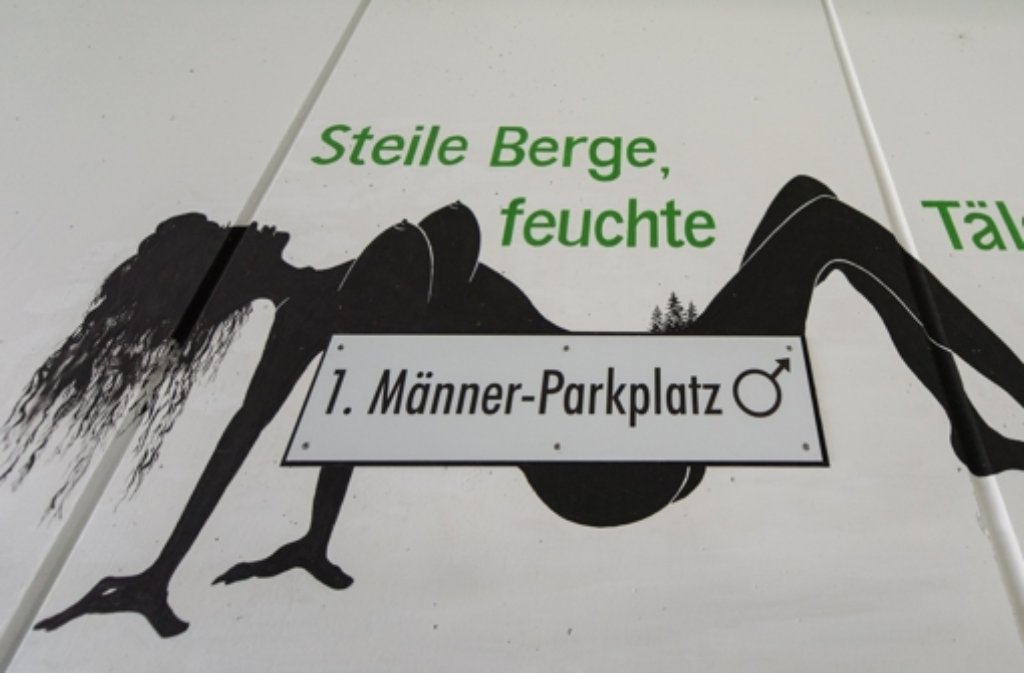 „Steile Berge, feuchte Täler“ – mit diesem Werbespruch macht sich die Schwarzwald-Gemeinde Triberg am 16. August einen Namen. Und der örtliche Bürgermeister zieht den Zorn der Frauenbeauftragten auf sich. Zwei Tage später ist die nackte Frau übermalt.Hier geht es zum Artikel von damals