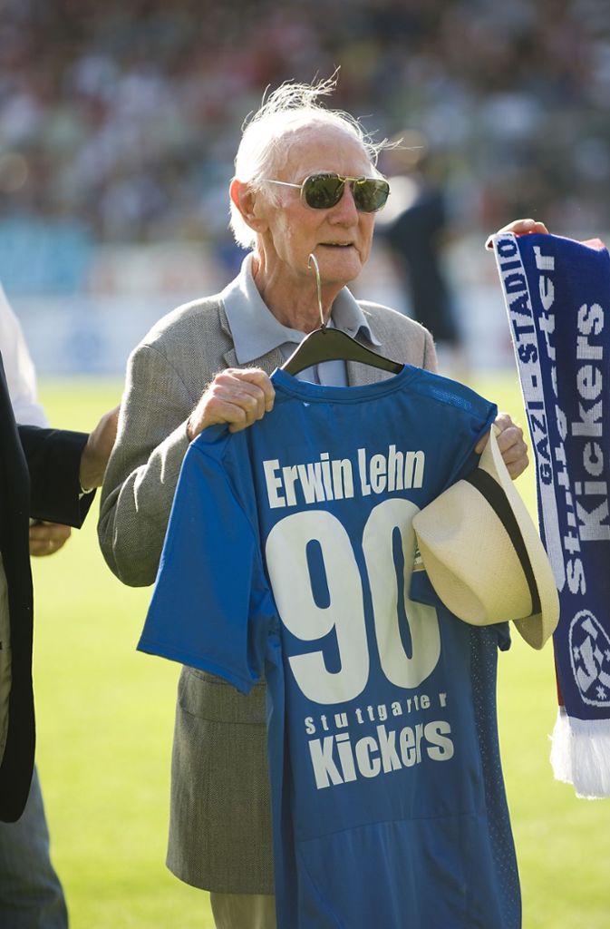 Zu seinem 90. Geburtstag bekam der Edelfan Erwin Lehn von den Stuttgarter Kickers ein Trikot überreicht.