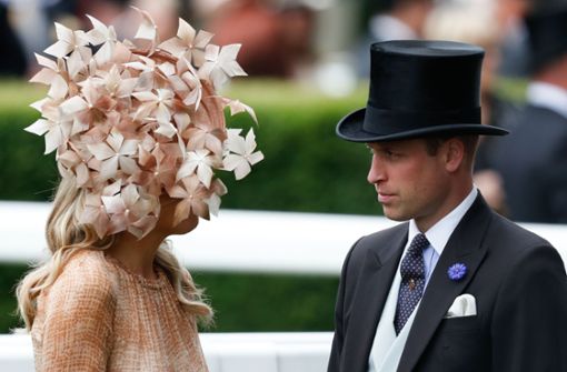 Prinz William spricht durch die Blume: Hinter dieser extravaganten Hutkreation verbirgt sich Königin Máxima der Niederlande. Foto: AFP