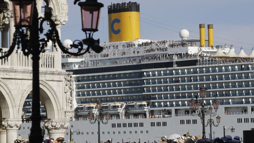  Nach zwei Vorfällen mit Kreuzfahrtschiffen ist in Venedig die Debatte über die Ozeanriesen wieder hochgekocht. Eigentlich sind sich alle einig, dass die Schiffe nicht mehr direkt in der Lagunenstadt anlegen sollen – doch über die Alternativen wird heftig gestritten. 