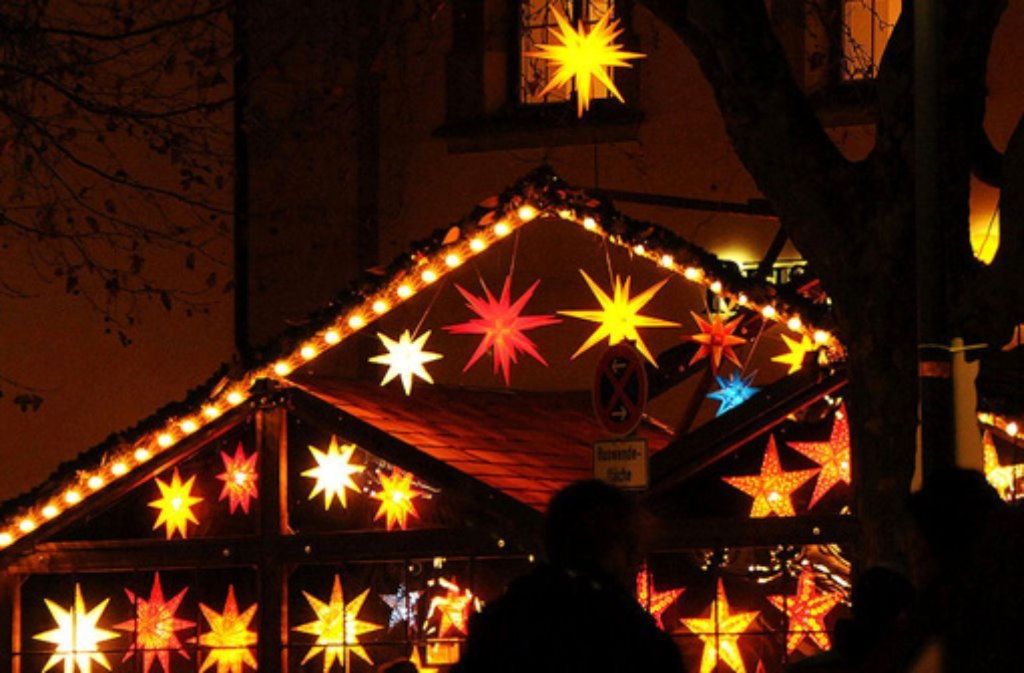In Stuttgart-Neugereut können Besucher am 16. Dezember von 15 bis 20 Uhr die weihnachtliche Atmosphäre rund um das Ökumenische Gemeindezentrum, Flamingoweg 22, mit handgemachten Geschenken, Waffeln und Glühwein genießen.