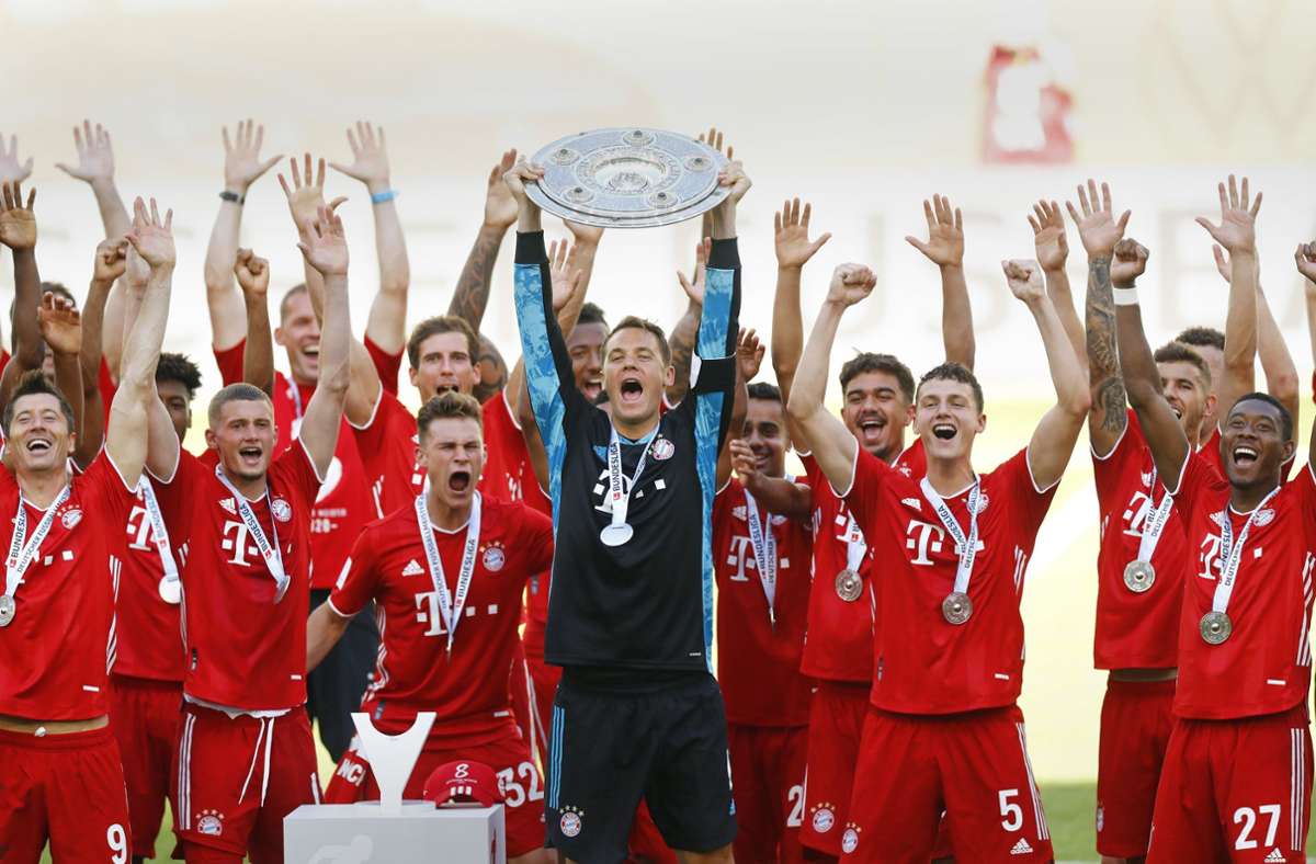 Nationaltorwart Manuel Neuer reckt die Schale in die Höhe: Zuletzt waren die Fußballer des FC Bayern München acht Mal hintereinander deutscher Meister.