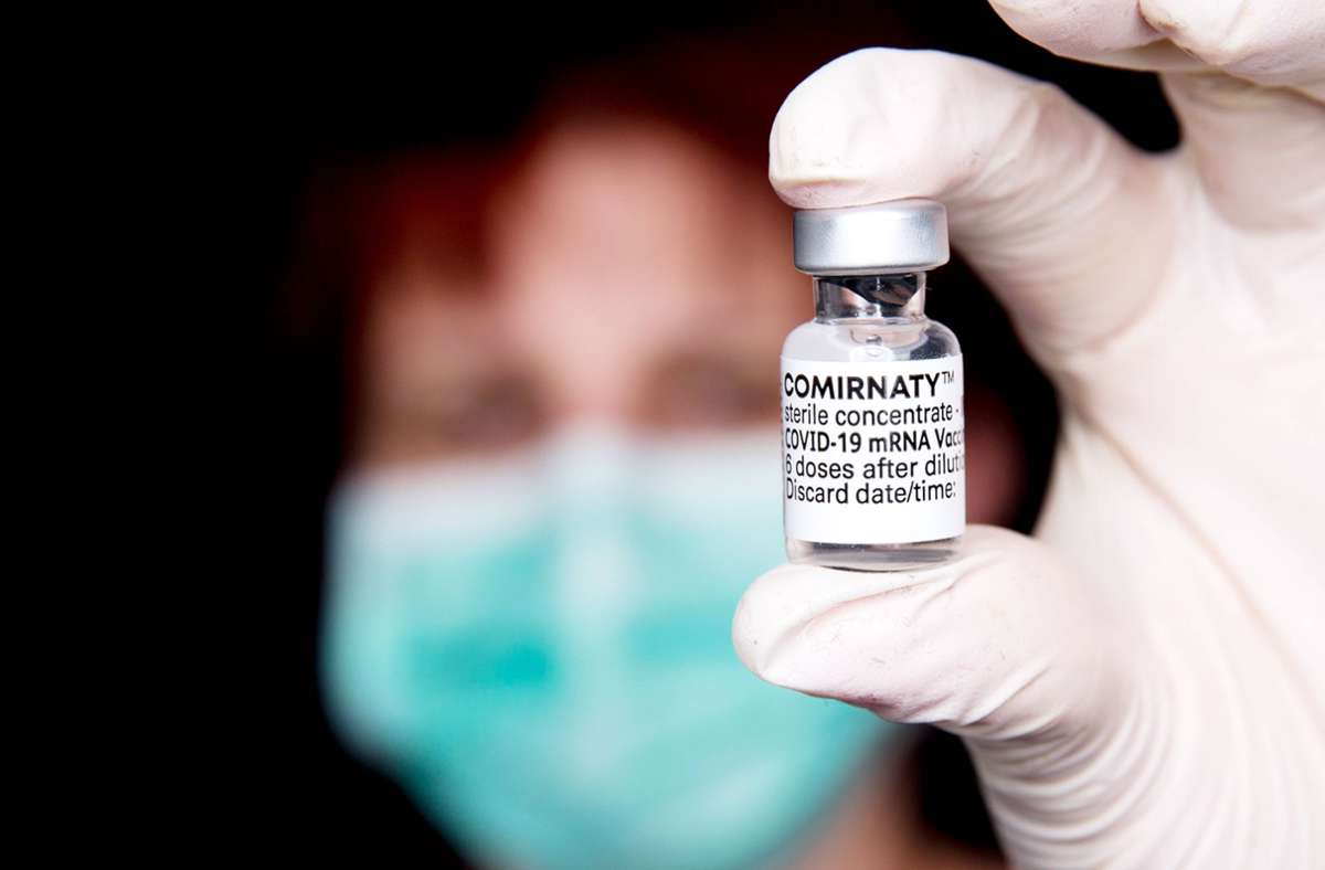 Der Name Comirnaty kann auf den Impfdosen oder bei den Nachweisen im Impfpass auftauchen. Foto: imago//K. Schmitt