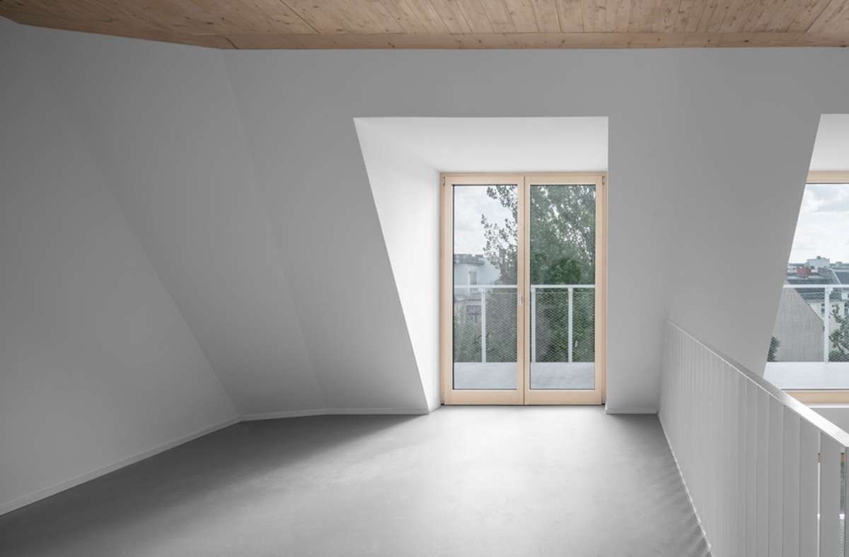 Blick unters Dach mit Holz-Aluminium-Fenstern in der Maisonette-Wohnung.