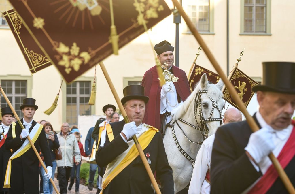 Traditionell findet am Freitag nach Christi Himmelfahrt der „Blutritt“ durch Weinstadt statt.