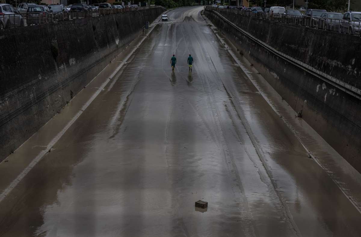 Faenza: Zwei Arbeiter inspizieren eine Unterführung, bei der nach schweren Überschwemmungen der Einsturz befürchtet wird.