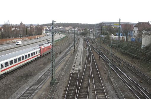 Zwischen Zuffenhausen (hier im Bild) und Feuerbach soll die Bahnstrecke weiter ausgebaut werden. Das fordern nun Landespolitiker. Foto: Bernd Zeyer
