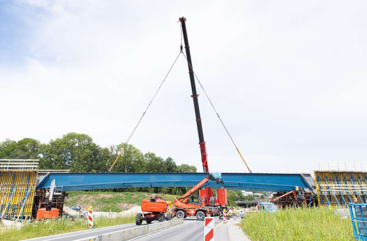 Ein 450-Tonnen-Kran ist für den Brückenschlag nötig.