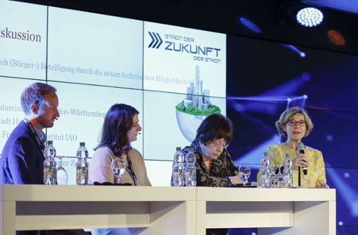 StZ-Redakteurin Hilke Lorenz im Gespräch mit Gisela Erler, Astrid Köhler und Damian Wagner (von rechts). Foto: Lichtgut/Piechowski
