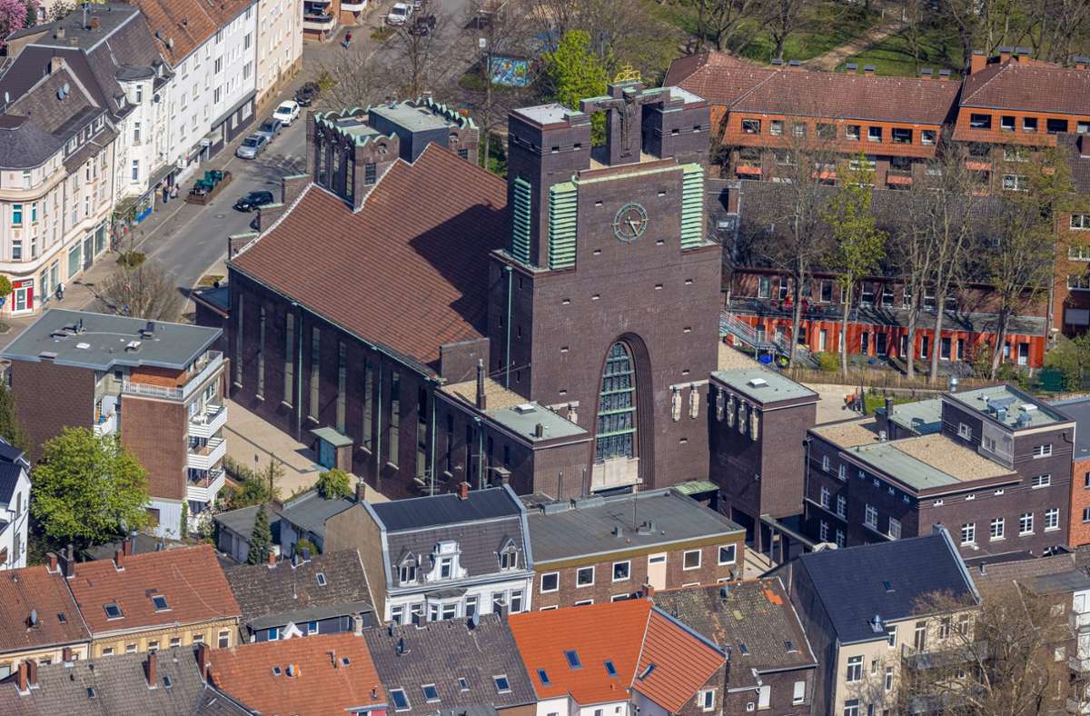 Noch ein trutziges Gebäude aus der Zeit des Expressionismus/Neue Sachlichkeit. Das Luftbild zeigt die ehemalige Heilig-Kreuz-Kirche, die als Veranstaltungsort genutzt wird, in Ückendorf, Gelsenkirchen, Ruhrgebiet.