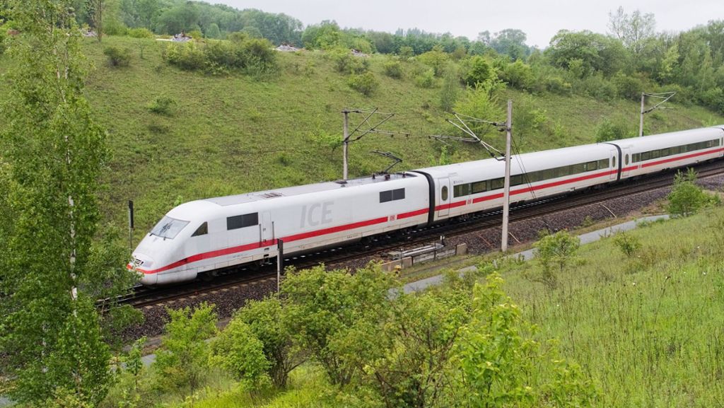  Rund 250 Passagiere mussten auf dem Weg von Berlin nach Köln auf offener Strecke den Zug wechseln. Der ICE konnte wegen technischer Probleme nicht weiterfahren. Die Passagiere mussten über Leitern in das Gleisbett und von dort in einen Ersatzzug steigen. 