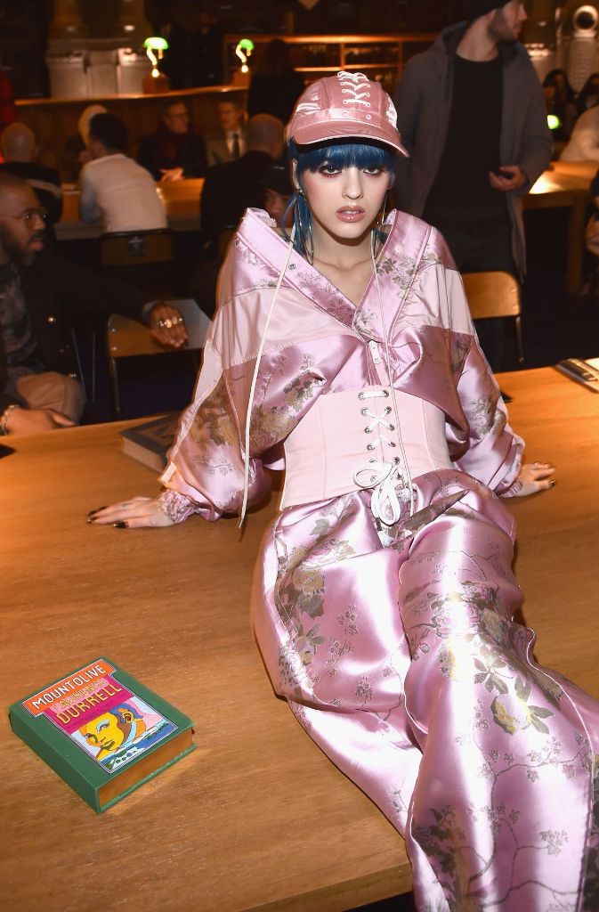 Instagram-Star und Rihanna-Freundin Sita Abellan zeigt sich bei der Puma-Show in einer Art rosa Kimono.
