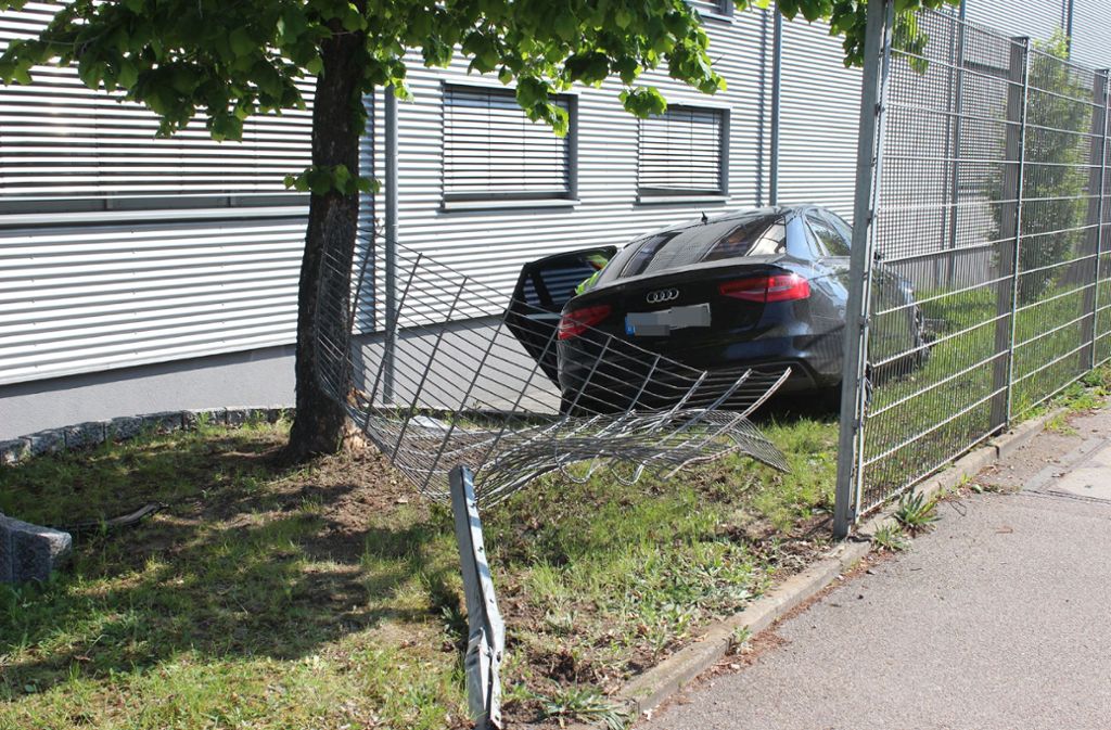 Der Audi durchbrach den Metallzaun nach dem Zusammenstoß und blieb dann auf dem Grünstreifen stehen.
