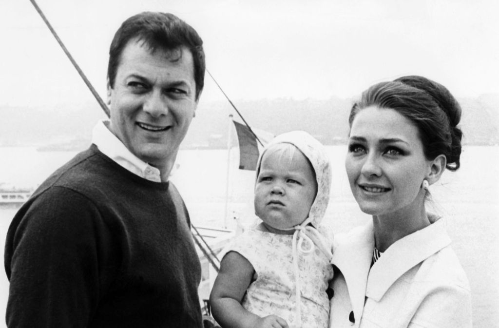 Curtis und Kaufmann im Jahr 1965 an Bord des Passagierschiffes „France“ in New York auf dem Weg nach Europa: Mit dabei – die einjährige Tochter Alexandra.