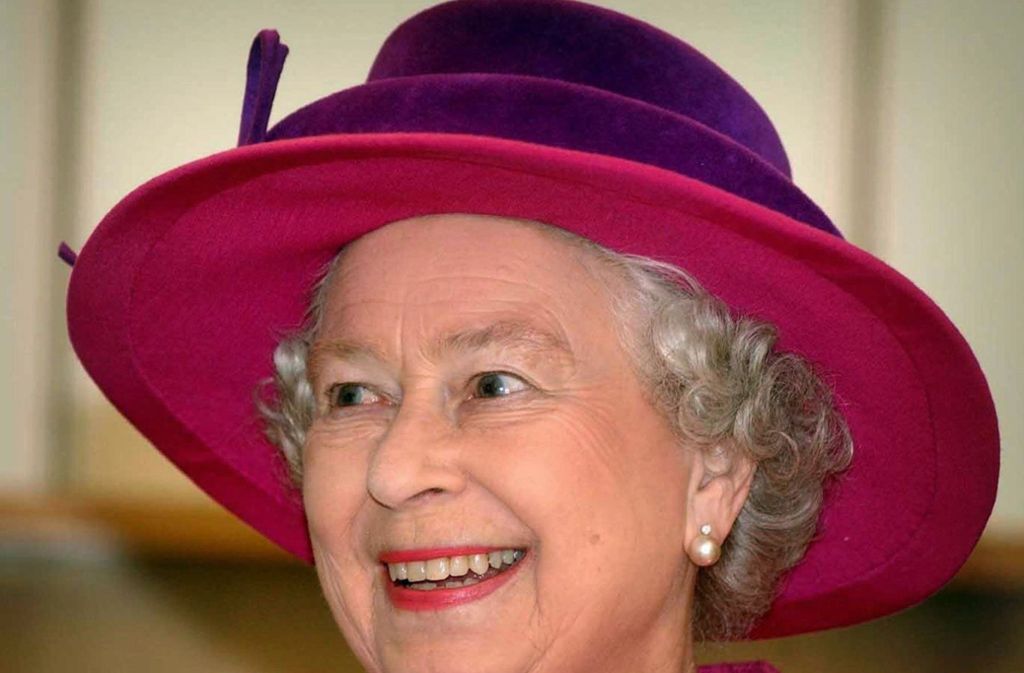 2004 in Edinburgh: Königin Elizabeth versteht es, ihre an sich konservativen Outfits mit punktuellen Farbtupfern, wie diesem Ufo-förmigen Hut in Lila-Pink, aufzupeppen