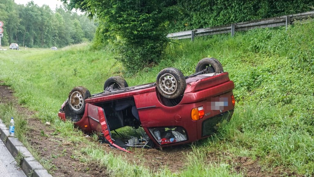 Unfall in Plochingen: Von Mercedes geschnitten – VW überschlägt sich