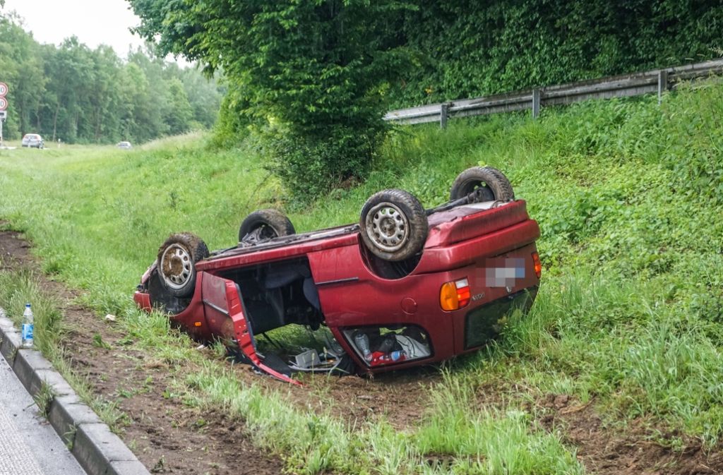Bei einem Unfall in Plochingen hat ein 21-jähriger Polo-Fahrer die Kontrolle über sein Fahrzeug verloren.